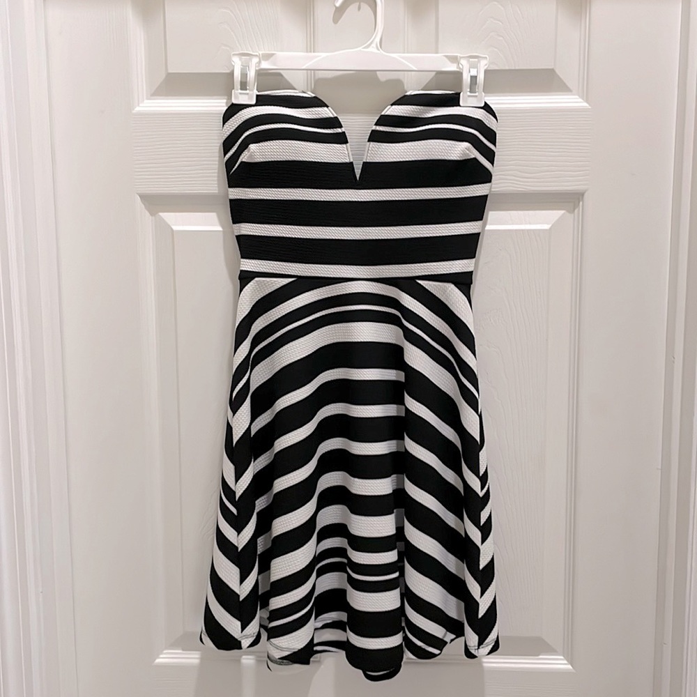 Black and white strapless dress short